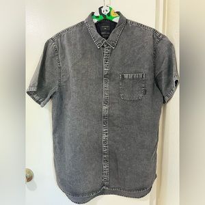 QUICKSLIVER SHORT SLEEVE BUTTON UP SHIRT SIZE LARGE BLACK ACID WASH